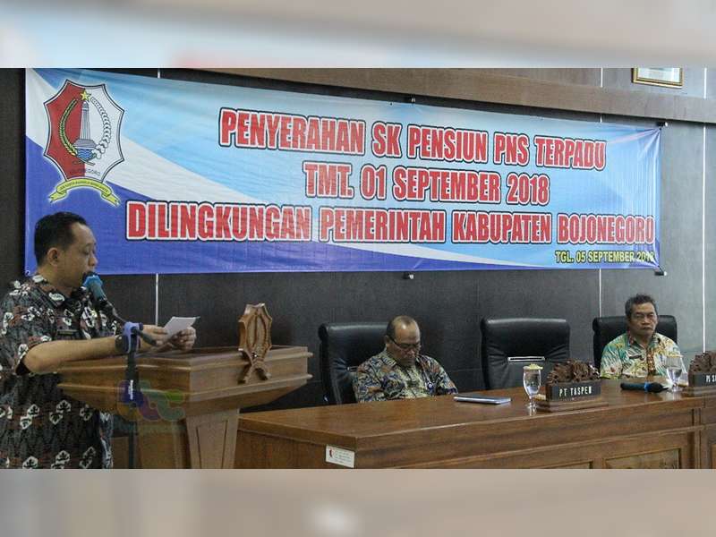 53 PNS di Lingkup Pemkab Bojonegoro Terima SK Purna Tugas