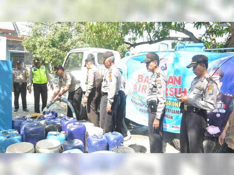 Wakapolres Bojonegoro Salurkan Air Bersih Pada Warga Terdampak Kekeringan di Ngraho