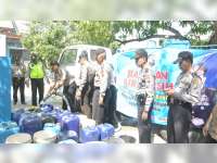 Wakapolres Bojonegoro Salurkan Air Bersih Pada Warga Terdampak Kekeringan di Ngraho