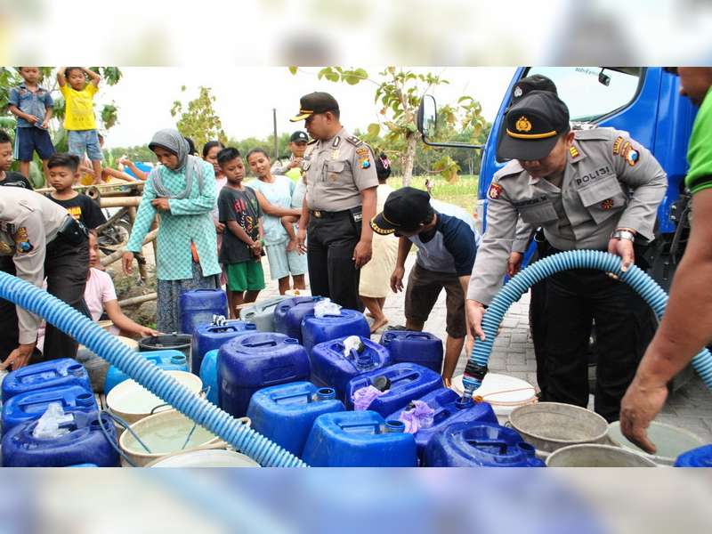 Lagi, Polisi di Bojonegoro Beri Bantuan Air Bersih Pada Warga Terdampak Kekeringan