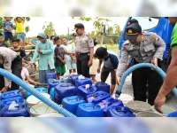 Lagi, Polisi di Bojonegoro Beri Bantuan Air Bersih Pada Warga Terdampak Kekeringan