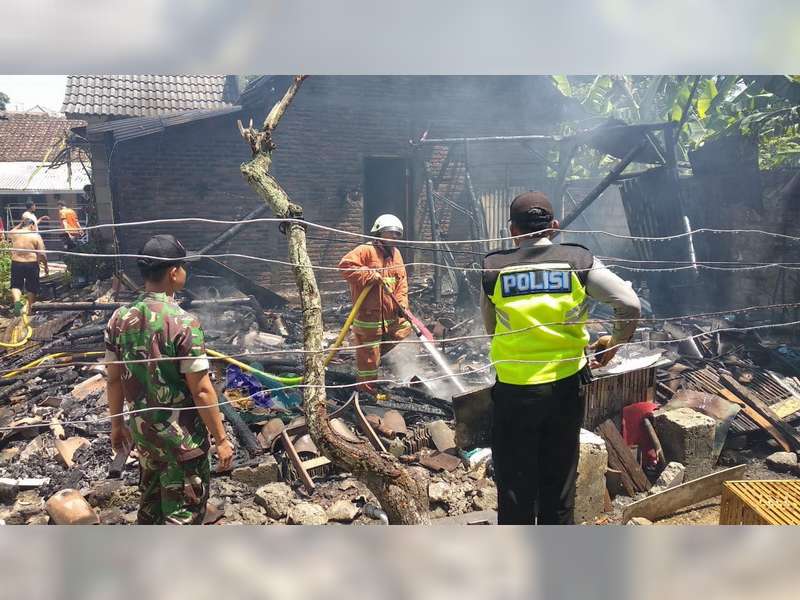 Lupa Matikan Kompor, Dapur Milik Warga Baureno Bojonegoro Terbakar