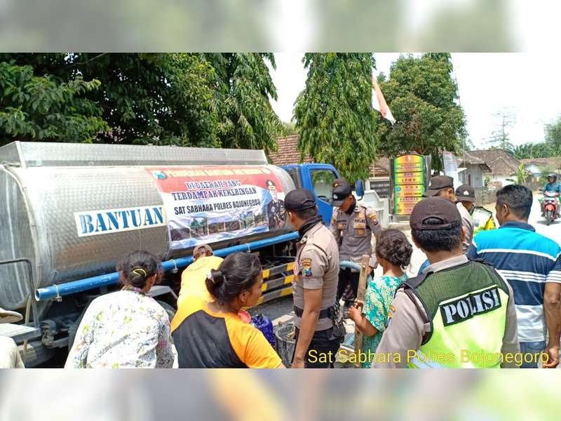 Minggu Ini, Jajaran Polres Bojonegoro Beri Bantuan 13 Tangki Air Bersih