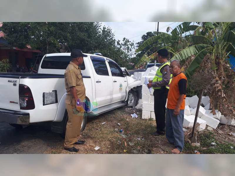 Pecah Ban, Mobil Milik DLH Bojonegoro Tabrak Tumpukan Batu di Pinggir Jalan