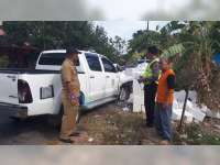 Pecah Ban, Mobil Milik DLH Bojonegoro Tabrak Tumpukan Batu di Pinggir Jalan