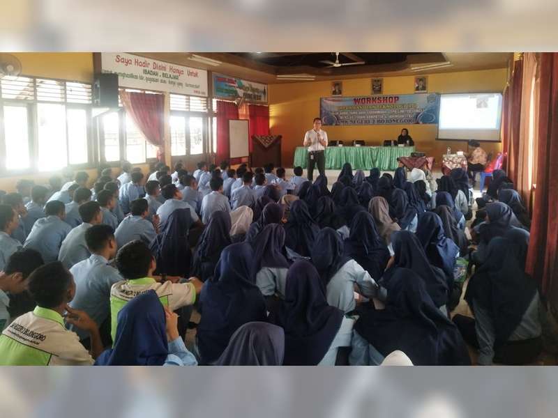 Tim Teknologi Informasi EMCL Berbagi Ilmu di SMKN 1 dan SMKN 2 Bojonegoro