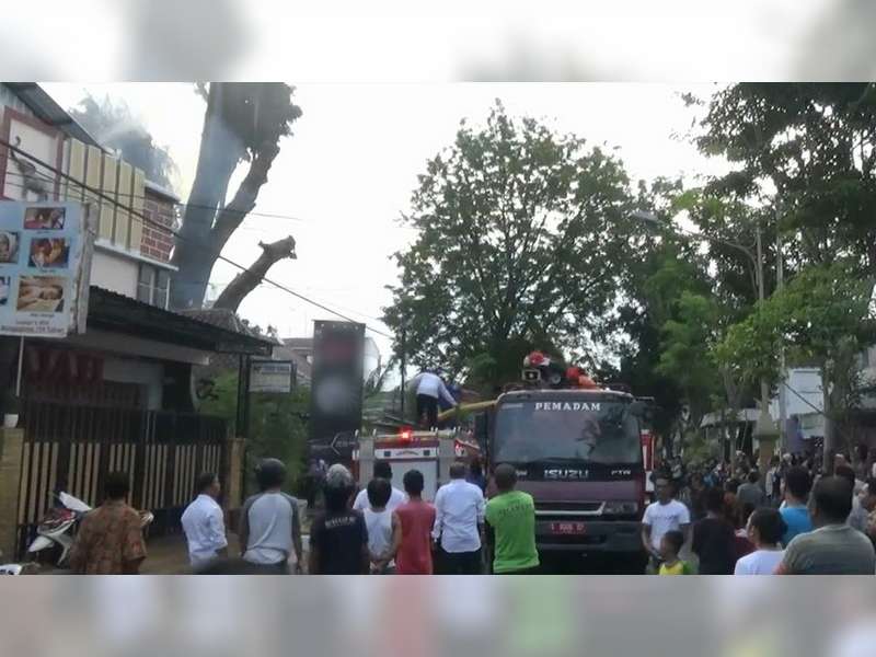 Pohon Beringin Keramat di Tuban Terbakar, Warung Bakso Warga Turut Ludes Dilalap Api