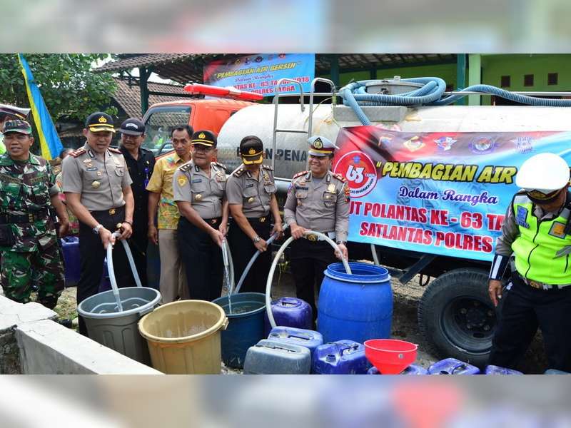 Polres Blora Kirim Bantuan 9 Tangki Air Bersih Untuk Warga Dukuh Ngetrep