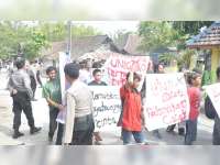 Pelantikan Perangkat Desa Glagahwangi Sugihwaras Diwarnai Aksi Unjuk Rasa Warga