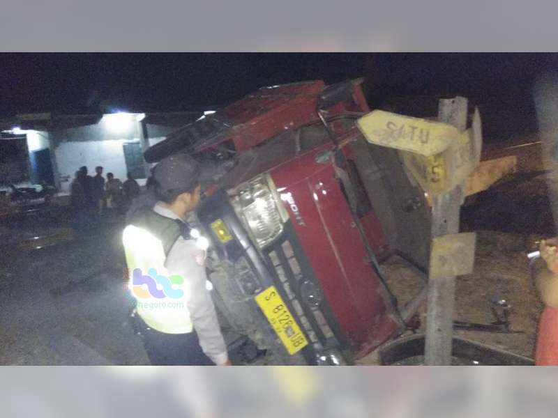 Sebuah Dump Truk Ditabrak Kereta Api di Perlintasan Tanpa Palang Pintu di Sumberrejo