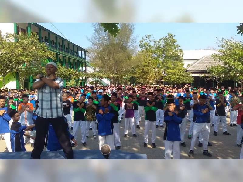 Kian Viral, Santri di Tuban Gemari Goyang Dayung