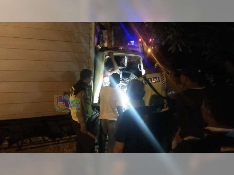Diduga Pengemudi Mengantuk, Truk Boks di Kalitidu Bojonegoro Tabrak Pohon dan Rumah Warga