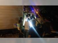 Diduga Pengemudi Mengantuk, Truk Boks di Kalitidu Bojonegoro Tabrak Pohon dan Rumah Warga