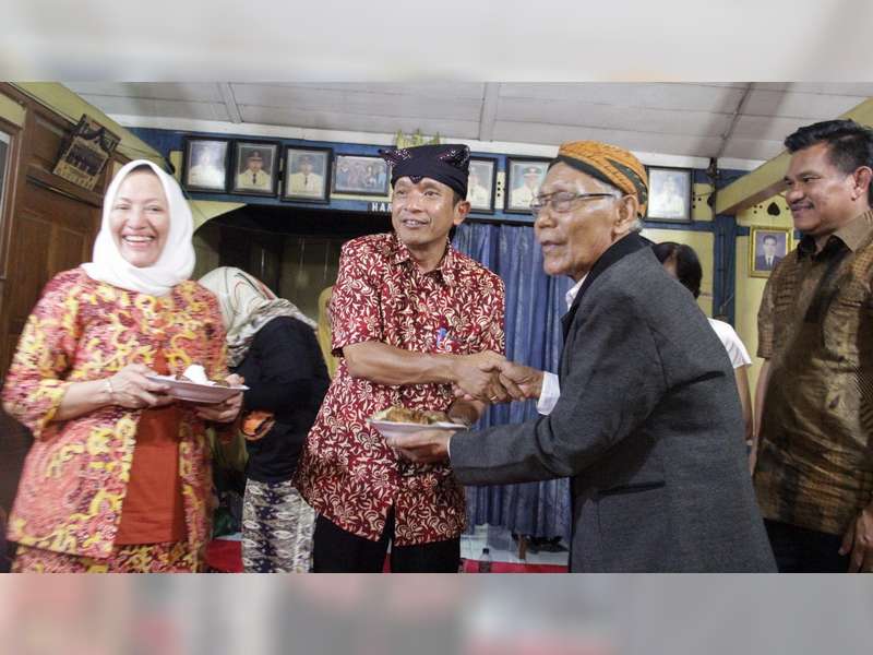 Bupati dan Wakil Bupati Bojonegoro Kunjungi Sesepuh Warga Samin