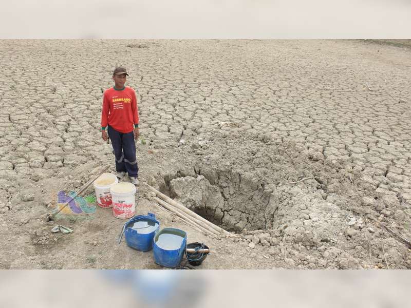 Warga di Blora Andalkan Air Galian di Dasar Embung yang  Mengering