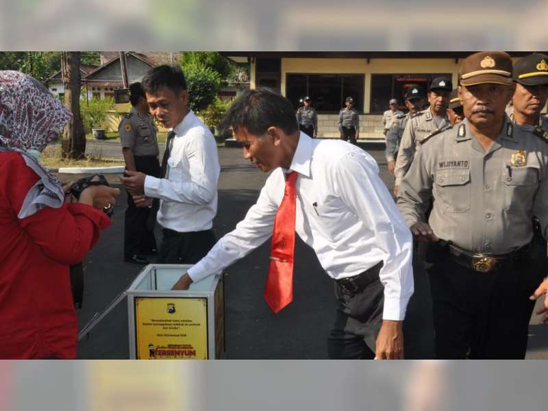 Polisi di Bojonegoro Sisihkan Rezeki Untuk Bantu Korban Bencana Palu dan Donggala