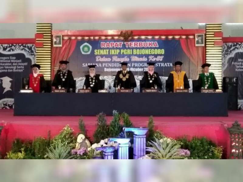 307 Sarjana Pendidikan IKIP PGRI Bojonegoro Diwisuda