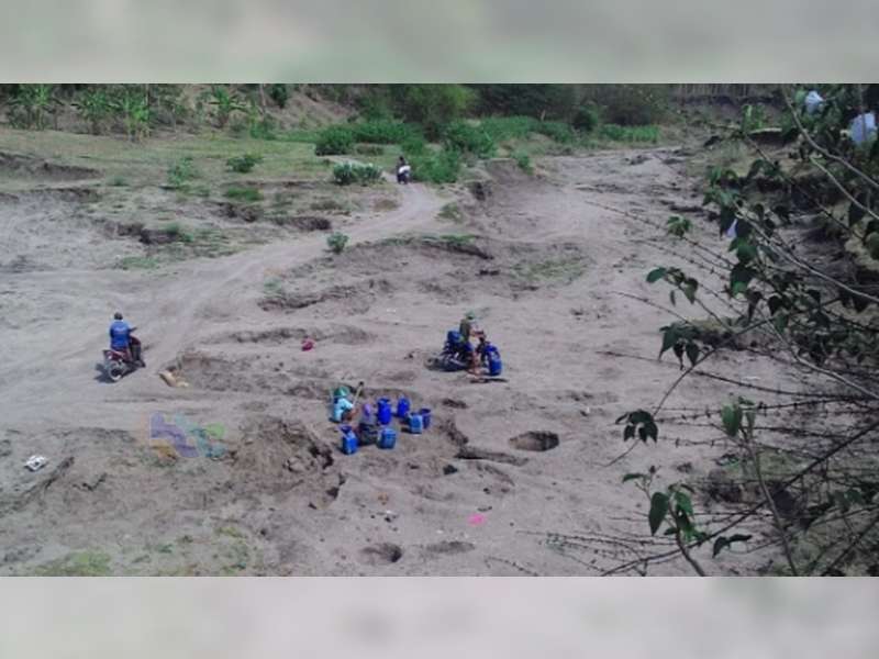 Hujan Belum Turun Warga di Blora Ambil Air di Belik