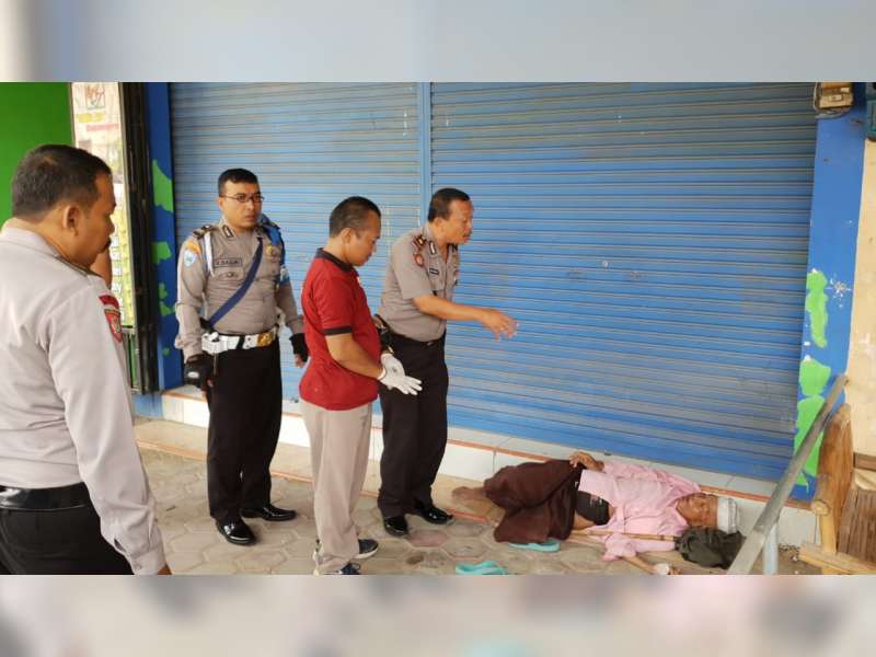 Polisi di Bojonegoro Evakuasi Seorang Musafir Yang Kedapatan Sakit di Emper Toko