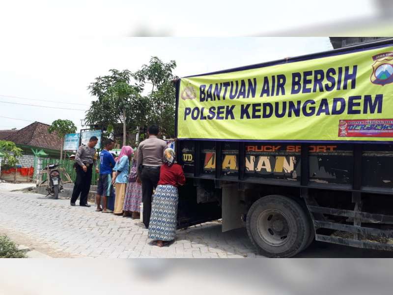 Polisi di Kedungadem Bojonegoro, Salurkan Bantuan Air Bersih Pada Warga