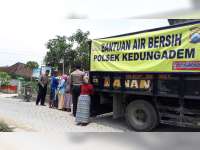 Polisi di Kedungadem Bojonegoro, Salurkan Bantuan Air Bersih Pada Warga