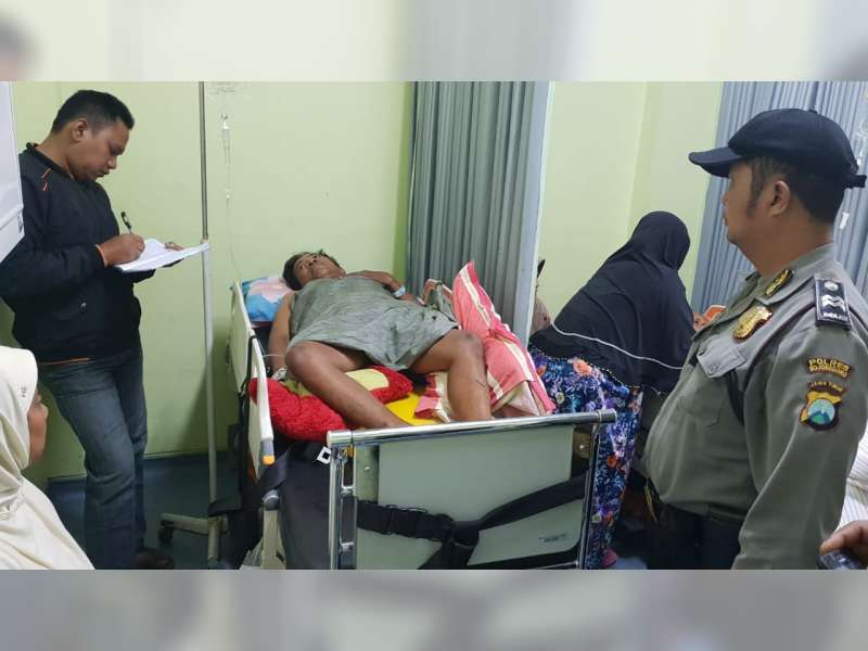 Seorang Pekerja Bangunan di SMKN 3 Bojonegoro Jatuh Dari Blandar dan Alami Patah Tulang