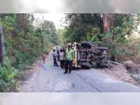 Truk Bermuatan Bahan Bangunan Terguling di Tanjakan Atas Angin Bojonegoro