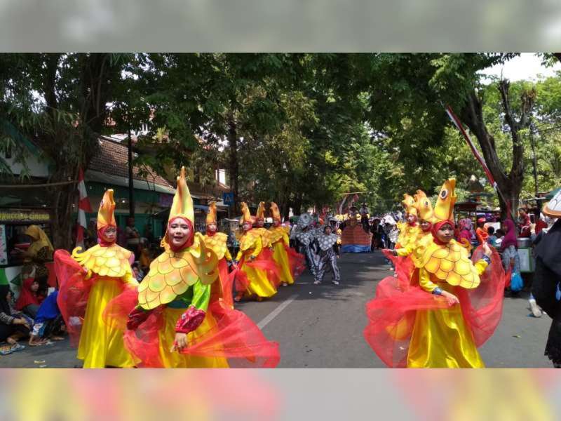 Tradisi Munggut Sabet Juara II Pawai Budaya Tingkat SD, Kabupaten Bojonegoro