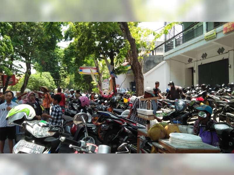 Warga di Bojonegoro Keluhkan Tarif Parkir Liar Yang Mencapai Rp 5 Ribu Per Motor