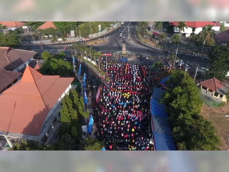 Ribuan Warga Tuban Kembali Ikuti Senam Massal Goyang Dayung di Kawasan CFD
