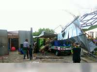 Angin Kencang di Kepohbaru Bojonegoro Robohkan Kanopi dan Tiang Listrik PLN