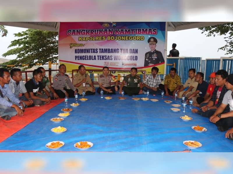 Kapolres Bojonegoro Gelar Cangkruan Kamtibmas Bersama Penambang Sumur Tua Wonocolo