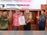 Kapolres Tuban Terima Penghargaan Dari Komnas Perlindungan Anak