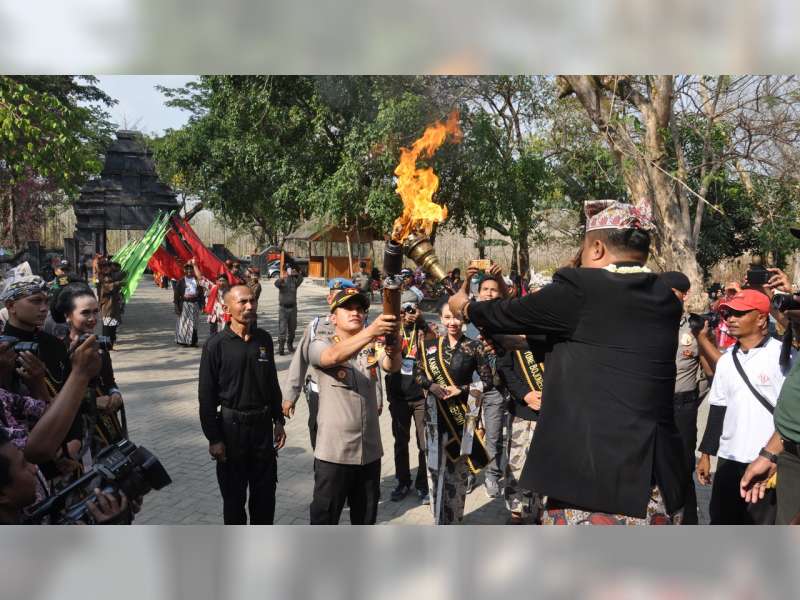 Kapolres Jadi Pembawa Obor Api Abadi, Peringatan Hari Jadi ke 341 Kabupaten Bojonegoro