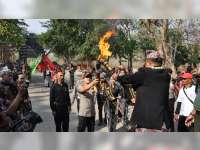 Kapolres Jadi Pembawa Obor Api Abadi, Peringatan Hari Jadi ke 341 Kabupaten Bojonegoro