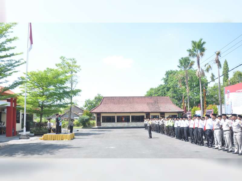 Kapolres dan Pimpinan Ponpes Al Rosyid, Pimpin Upacara Hari Santri di Polres Bojonegoro
