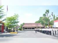 Kapolres dan Pimpinan Ponpes Al Rosyid, Pimpin Upacara Hari Santri di Polres Bojonegoro