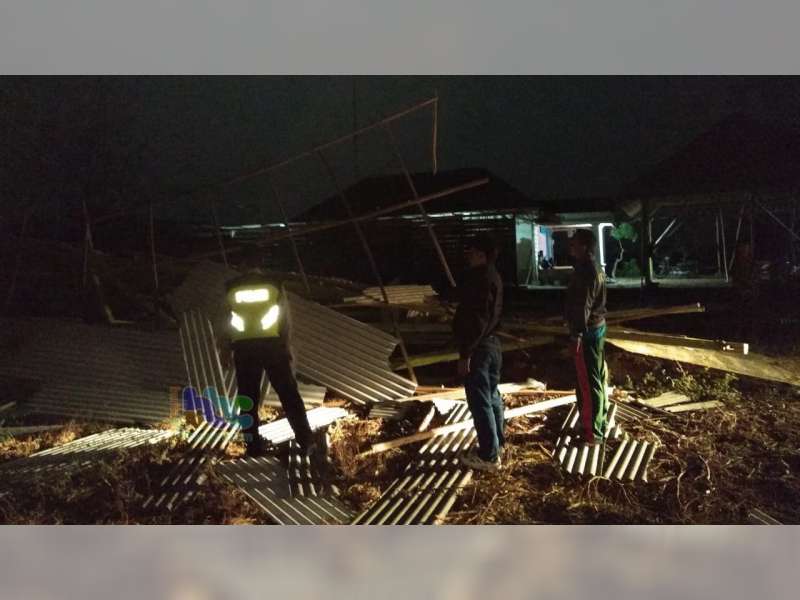 Sejumlah Bangunan di Kedungadem Bojonegoro Roboh Diterjang Angin
