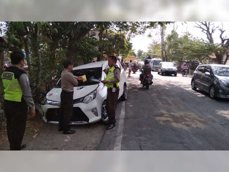 Diduga Pengemudi Mengantuk, Sedan Tabrak Truk Tronton di Bojonegoro, 3 Orang Luka-Luka