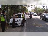 Diduga Pengemudi Mengantuk, Sedan Tabrak Truk Tronton di Bojonegoro, 3 Orang Luka-Luka