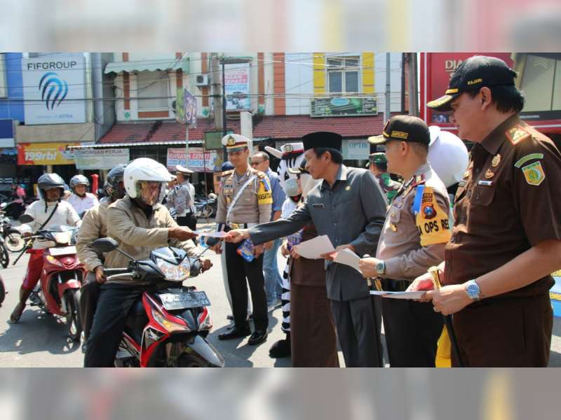Hari Pertama Ops Zebra 2018, Polres Bojonegoro Sebar Brosur dan Bagikan Helm Gratis