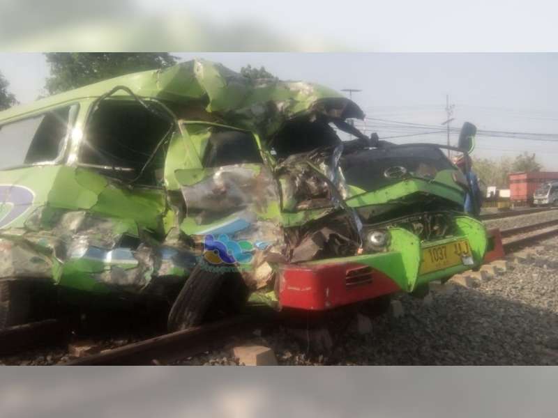 Mogok di Atas Rel, MPU di Bojonegoro Ditabrak Kereta Api dan Terseret 500 Meter