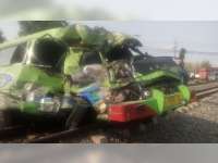 Mogok di Atas Rel, MPU di Bojonegoro Ditabrak Kereta Api dan Terseret 500 Meter