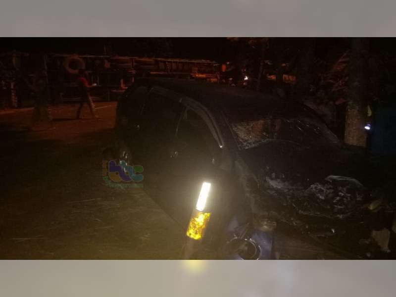 Hindari Xenia Yang Oleng Akibat Pecah Ban, Truk Tonton Terguling di Bojonegoro