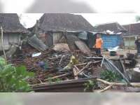 Hujan dan Angin Kencang Landa Sejumlah Wilayah di Bojonegoro