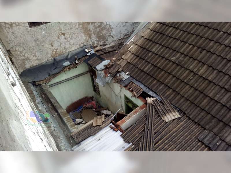 Tertimpa Bagunan Rumah Yang Runtuh, Seorang Warga Dander Bojonegoro Alami Patah Kaki