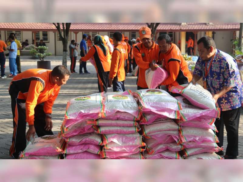 Petugas Kebersihan di Blora Dapat 15 Kilogram Beras