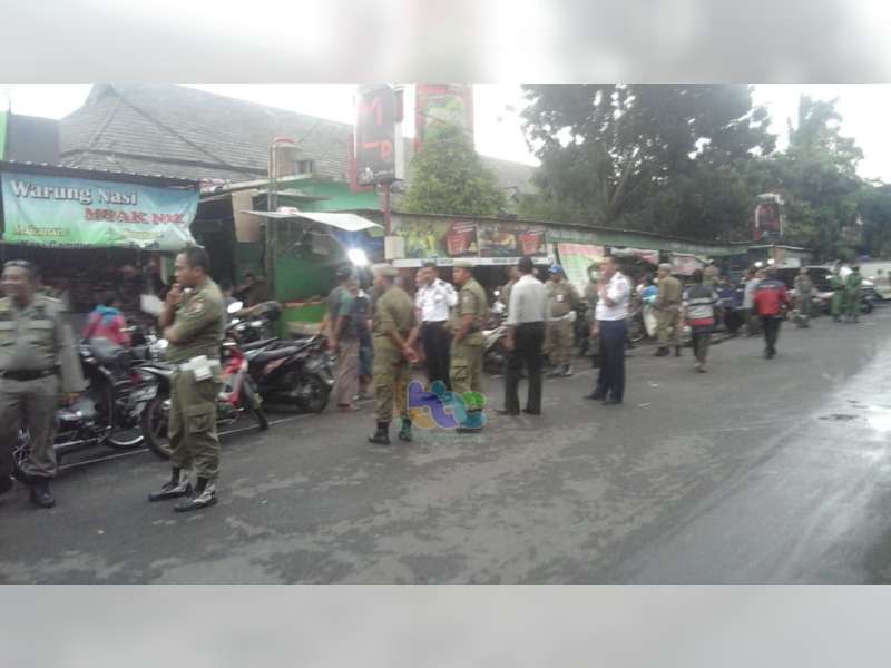 Satpol PP Laksanakan Penertiban Pedagang Lesehan Pasar Kota Bojonegoro