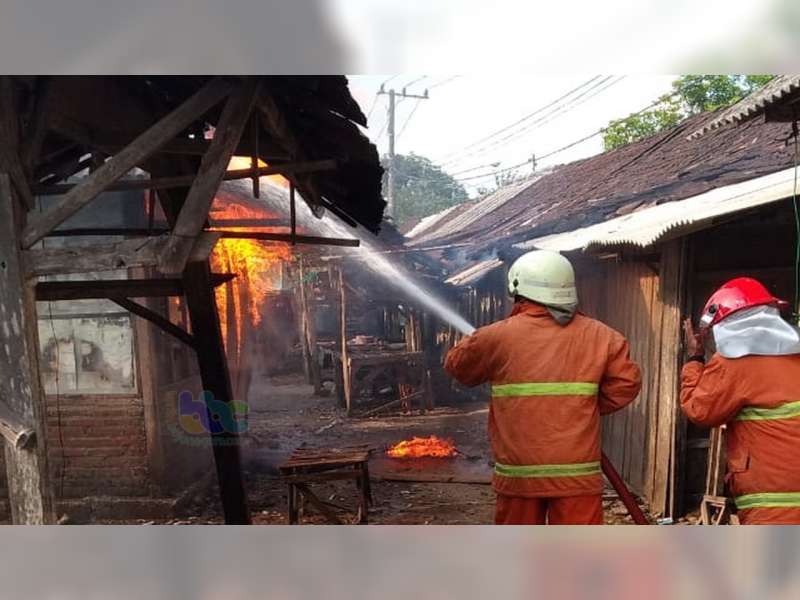 Diduga Akibat Korsleting Listrik, Kios di Pasar Kacangan Tambakrejo Bojonegoro Terbakar