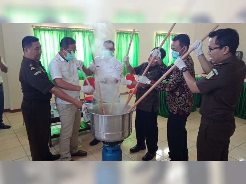 Pemusnahan BB, Kejari Tuban Rebus Puluhan Gram Sabu dan Ribuan Pil Koplo